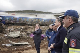 Kyriakos Mitsotakis (2e depuis la droite) et le ministre des transports Kostas Karamanlis s'étaient rendus sur les lieux de l'accident le 1er mars dernier (archives)